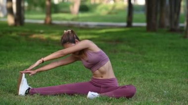 Parkta egzersiz yapan Asyalı güzel, zayıf kadın.