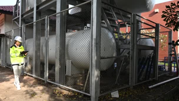 Ingenieur Werkt Bij Tankstation Preventief Onderhoudsschema Controleren — Stockvideo