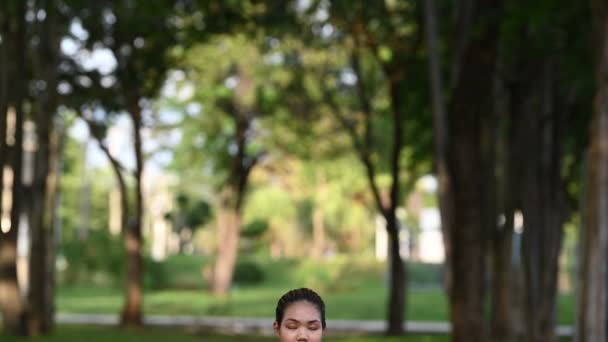 Asiatisk Vacker Smal Kvinna Parken Ung Flicka Älskar Hälsosam Motion — Stockvideo