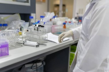 Kimyager, laboratuvarda antiretroviral ilaçlar, COVID-19 'a karşı potansiyel ilaç ve aşı üreticileri bulmak için kimyasalları karıştırdı.