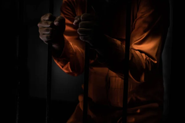 Portret Van Een Man Wanhopig Zoek Naar Ijzeren Gevangenis Gevangene — Stockfoto