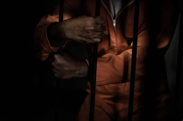 鉄の監獄をつかもうとする男の肖像画囚人の概念 — ストック写真