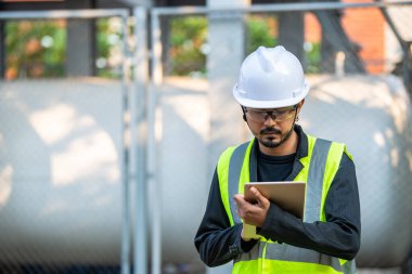 Mühendisler sıvı helyum ve önleyici bakım takvimlerini kontrol etmek için çalışıyorlar.