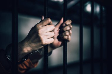 Demir hapishaneyi yakalamak için çırpınan kadın portresi, mahkum konsepti