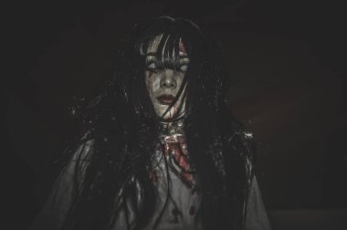 Asyalı kadın portresi hayalet yüzü, zombi, Cadılar Bayramı konsepti