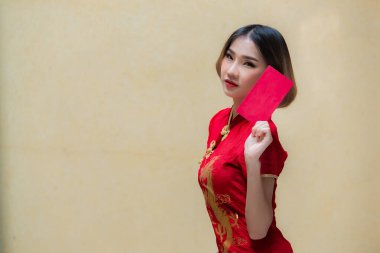 Cheongsam elbisesi içinde güzel bir Asyalı kadın portresi, Mutlu Çin yeni yılı konsepti