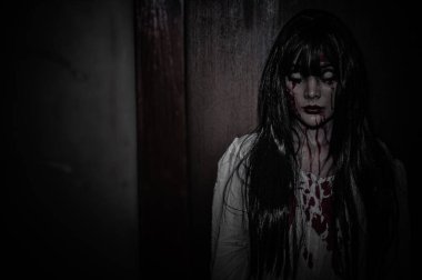 Asyalı kadın portresi hayalet yüzü, zombi, Cadılar Bayramı konsepti