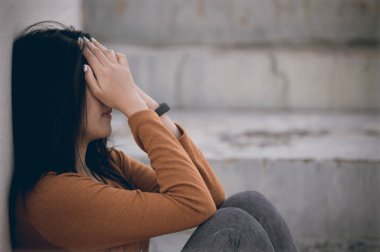 Asyalı kadın aşktan üzgün, kalbi kırık kadın konsepti