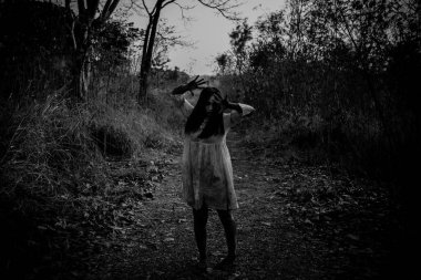 Hayalet makyajlı Asyalı kadın portresi, korku sahnesi, Cadılar Bayramı konsepti. 