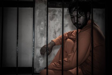 Demir hapisaneyi yakalamak isteyen bir adamın portresi, mahkum konsepti.