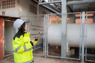 Mühendislerin çalıştığı yer sıvı helyum, önleyici bakım programı kontrolü, Taylandlılar