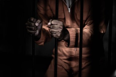 Demir hapisaneyi yakalamak isteyen bir adamın portresi, mahkum konsepti.