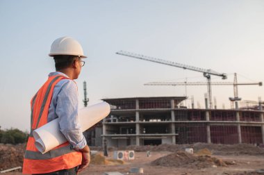 Büyük bir inşaat projesinde çalışan Asyalı mühendis.