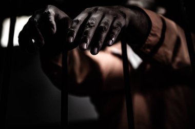 Demir hapisaneyi yakalamak isteyen bir adamın portresi, mahkum konsepti.