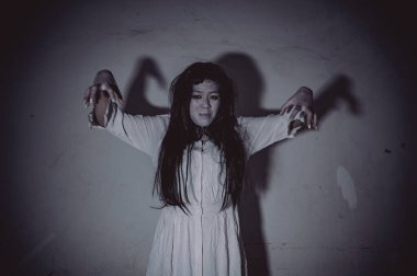 Asyalı kadın portresi hayalet yüzü, zombi, Cadılar Bayramı konsepti