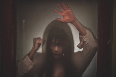 Asyalı kadın portresi hayalet yüzü, zombi, Cadılar Bayramı konsepti