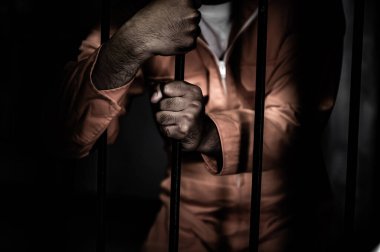 Demir hapisaneyi yakalamak isteyen bir adamın portresi, mahkum konsepti.