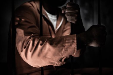 Demir hapisaneyi yakalamak isteyen bir adamın portresi, mahkum konsepti.