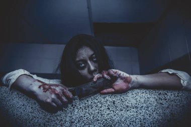 Hayalet makyajlı Asyalı kadın portresi, korku sahnesi, Cadılar Bayramı konsepti. 