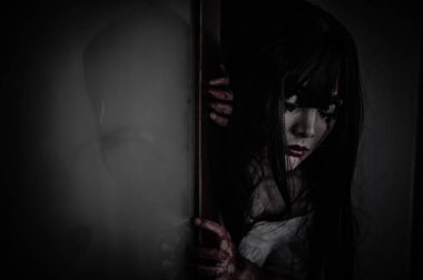 Asyalı kadın portresi hayalet yüzü, zombi, Cadılar Bayramı konsepti