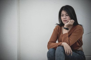 Asyalı kadın aşktan üzgün, kalbi kırık kadın konsepti