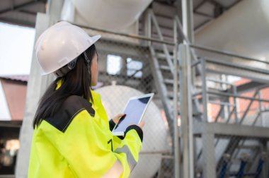 Mühendislerin çalıştığı yer sıvı helyum, önleyici bakım programı kontrolü, Taylandlılar