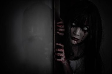 Asyalı kadın portresi hayalet yüzü, zombi, Cadılar Bayramı konsepti