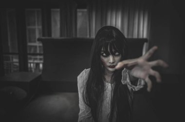 Asyalı kadın portresi hayalet yüzü, zombi, Cadılar Bayramı konsepti