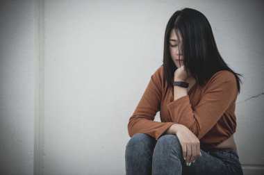 Asyalı kadın aşktan üzgün, kalbi kırık kadın konsepti