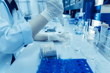 Kimyager, laboratuvarda antiretroviral ilaçlar, COVID-19 'a karşı potansiyel ilaç ve aşı üreticileri bulmak için kimyasalları karıştırdı.