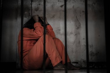 Demir hapishaneyi yakalamak için çırpınan kadın portresi, mahkum konsepti