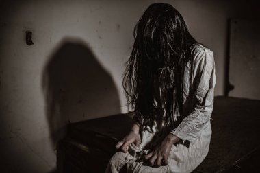 Asyalı kadın portresi hayalet yüzü, zombi, Cadılar Bayramı konsepti