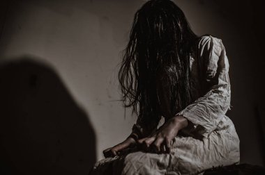 Asyalı kadın portresi hayalet yüzü, zombi, Cadılar Bayramı konsepti