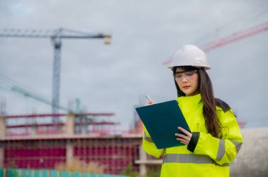 Büyük bir inşaat projesinde çalışan Asyalı mühendis.
