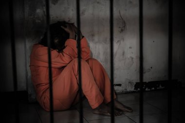 Demir hapishaneyi yakalamak için çırpınan kadın portresi, mahkum konsepti