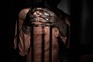 Demir hapisaneyi yakalamak isteyen bir adamın portresi, mahkum konsepti.