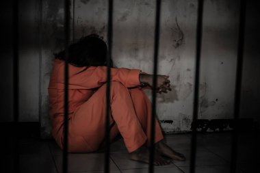 Demir hapishaneyi yakalamak için çırpınan kadın portresi, mahkum konsepti