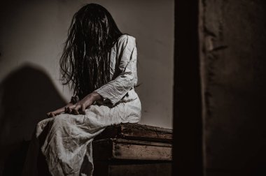 Asyalı kadın portresi hayalet yüzü, zombi, Cadılar Bayramı konsepti