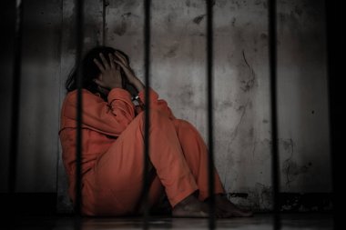 Demir hapishaneyi yakalamak için çırpınan kadın portresi, mahkum konsepti