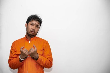 Hapishane üniformalı Asyalı yakışıklı adamın portresi.