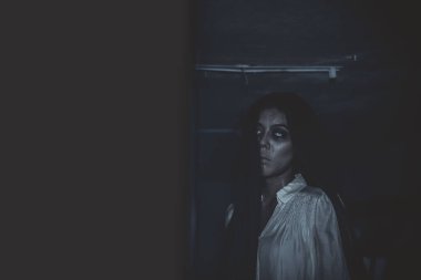 Hayalet makyajlı Asyalı kadın portresi, korku sahnesi, Cadılar Bayramı konsepti. 