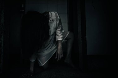Hayalet makyajlı Asyalı kadın portresi, korku sahnesi, Cadılar Bayramı konsepti. 