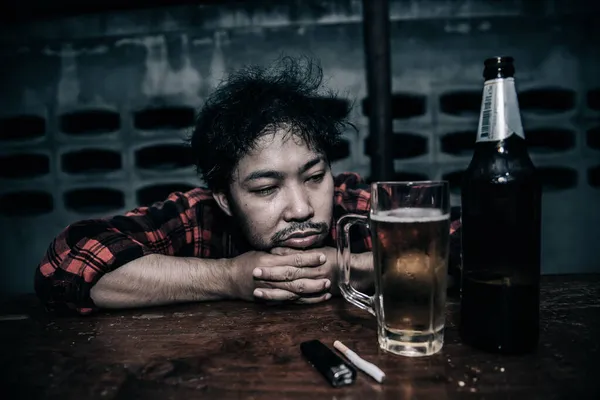 Asiático Homem Beber Vodka Sozinho Casa Noite Tailândia Pessoas Stress — Fotografia de Stock