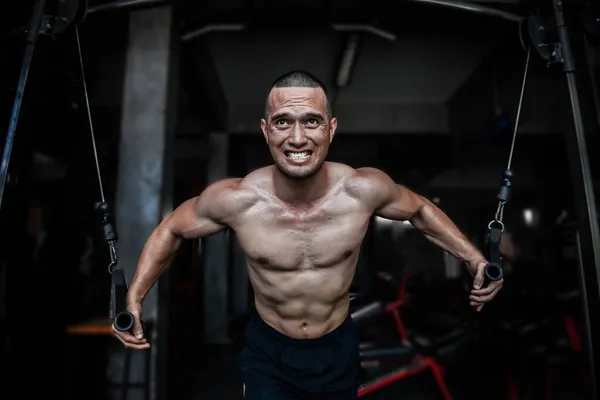 Retrato Homem Asiático Bombeando Músculos Ginásio Treino Para Uma Boa — Fotografia de Stock