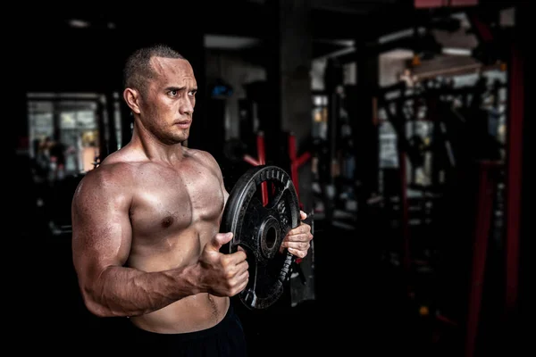 Retrato Hombre Asiático Bombeando Músculos Gimnasio Entrenamiento Para Una Buena — Foto de Stock