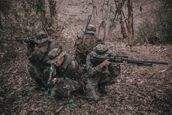 Tim Tentara Dengan Senapan Mesin Bergerak Hutan Milisi Thailand Prajurit — Stok Foto