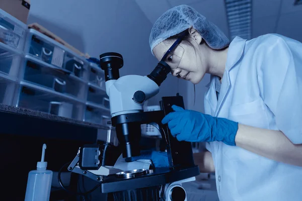 아시아 과학자들은 현미경 검사를 코로나 바이러스의 새로운 변종을 예방하고 파괴하고 — 스톡 사진