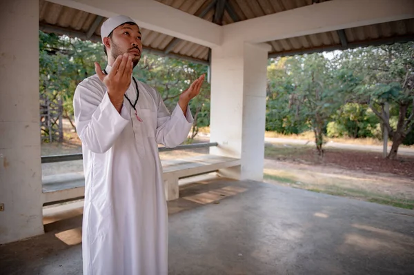 亚洲岛民祈祷斋月的概念 — 图库照片