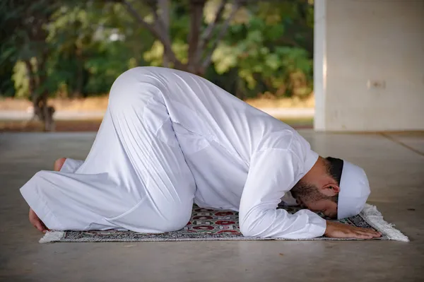 Ασιάτης Ισλαμιστής Άνθρωπος Προσεύχεται Ραμαζάνι Έννοια Φεστιβάλ — Φωτογραφία Αρχείου