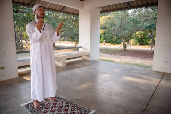 Азиатский Ислам Человек Молится Рамадан Концепции Фестиваля — стоковое фото